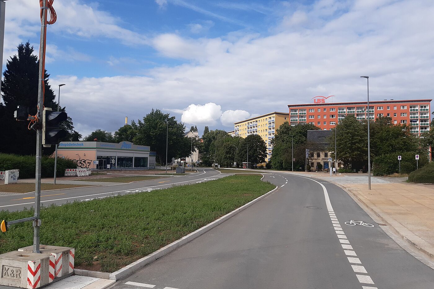 Blick in das 2026 erneuerte Anschlussstück der Mühlenstraße, Richtung Stadtbad; mit überbreitem KFZ-Fahrstreifen und Radfahrstreifen dazu