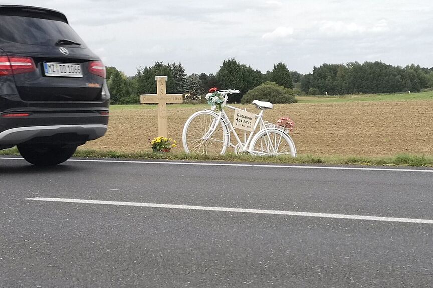 Ghostbike an der Landstraße Ghost Bike an der Staatsstraße